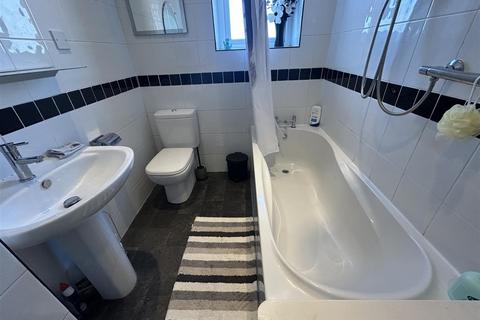 447 Ripponden Road, Oldham, OL1 4JN