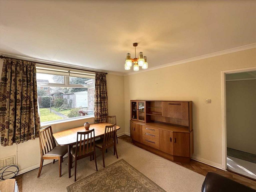 Sitting/dining room:
