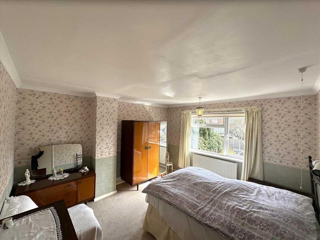 Double bedroom 1: