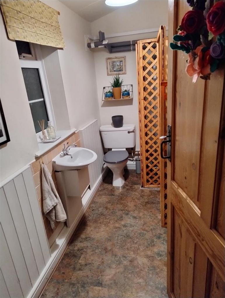 Thumbnail IMG 20250727 Cloakroom WC.jpg