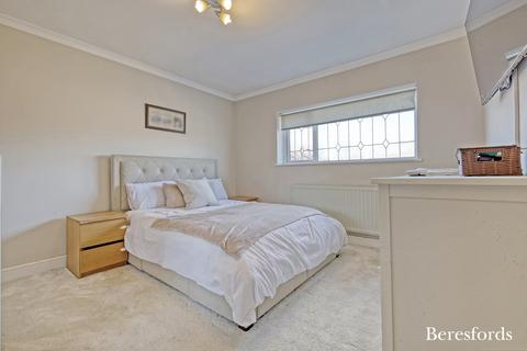 49 Oakley Drive, Romford, RM3 9XS