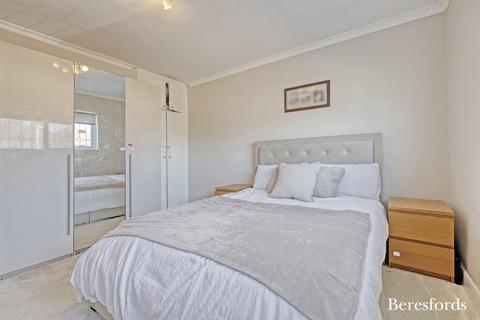 49 Oakley Drive, Romford, RM3 9XS