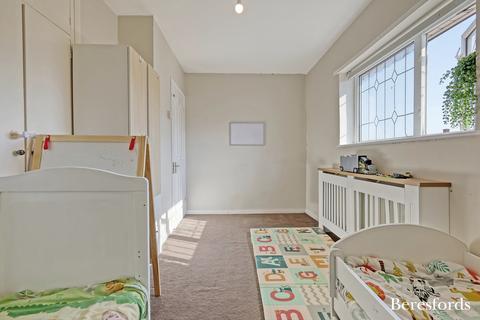 49 Oakley Drive, Romford, RM3 9XS