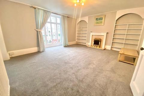 3 bedroom flat to rent, St. Peter Street, Tiverton, Devon