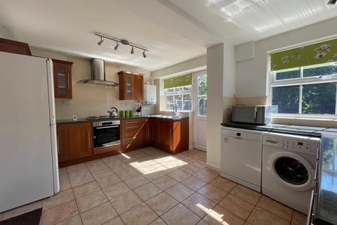 3 bedroom semi-detached house to rent, Laurel Close, Wokingham RG41