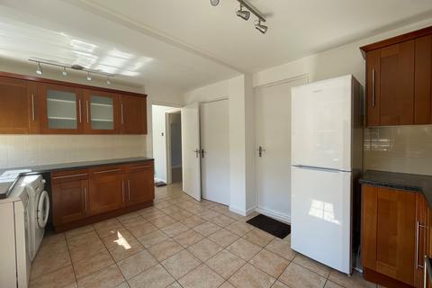 3 bedroom semi-detached house to rent, Laurel Close, Wokingham RG41
