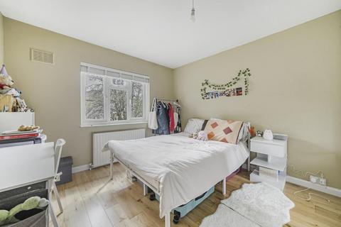16 Grove Close, Kingston Upon Thames, KT1 2SS