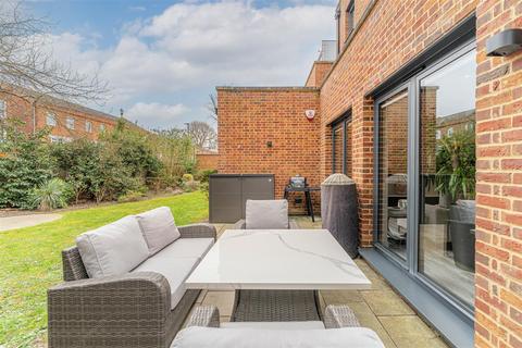 3 bedroom flat for sale, Wellington Road, Enfield