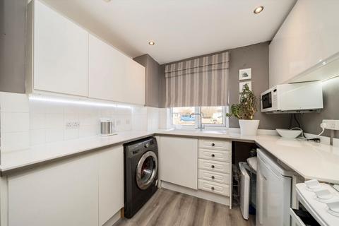 1 bedroom flat for sale, Markhole Close, Hampton TW12