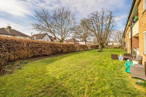 1 bedroom flat for sale, Markhole Close, Hampton TW12