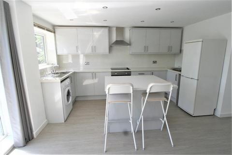 2 bedroom flat to rent, Slade Lane, Manchester M19