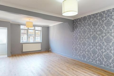 3 bedroom terraced house to rent, Adine Road, London E13