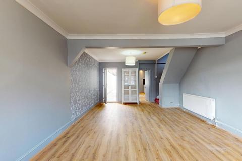 3 bedroom terraced house to rent, Adine Road, London E13