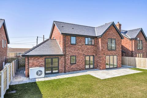 4 bedroom detached house for sale, Hollydene, 2 Roundton Place, Churchstoke
