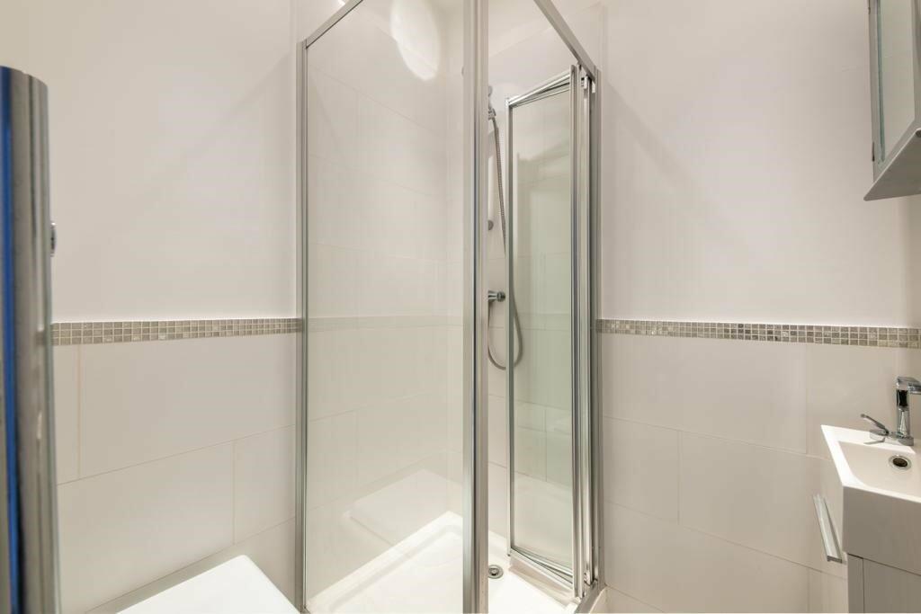 En suit bathroom