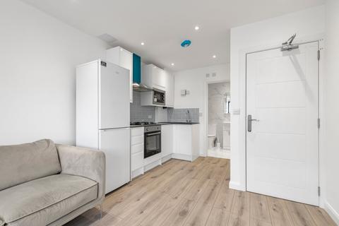 Studio to rent, Regents Park Road London N3