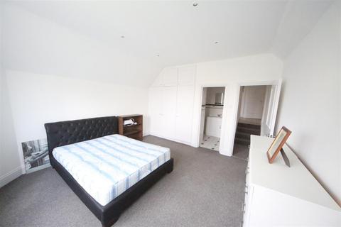 3 bedroom flat for sale, Platts Lane, Hampstead, London NW3