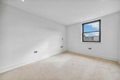 2 bedroom flat for sale, Albany Court, London W4