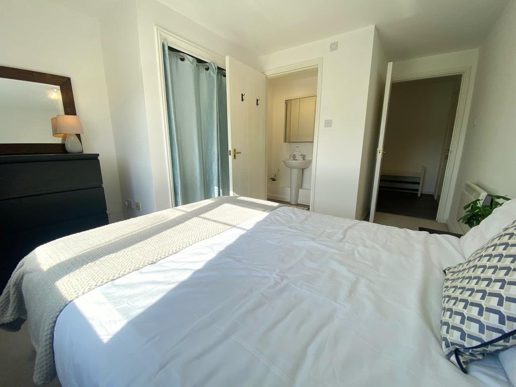 Master Bedroom-b