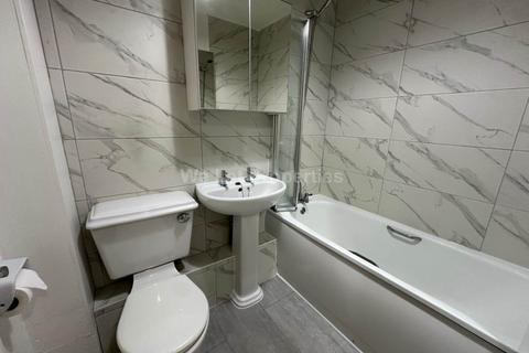 2 bedroom flat to rent, Ardwick Green North, Manchester M12