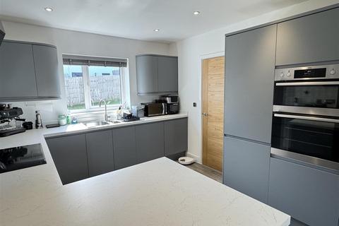 10 Ley Close, St Austell, PL25 3GG