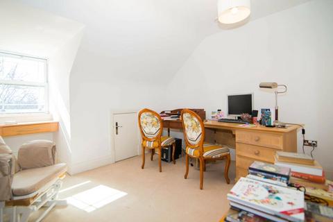 3 Barker Close, Kew, Richmond, TW9 4ET