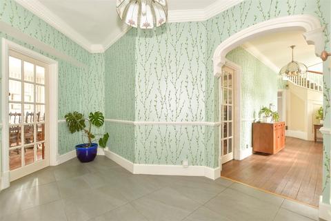 31 Cornwallis Avenue, Folkestone, CT19 5JB