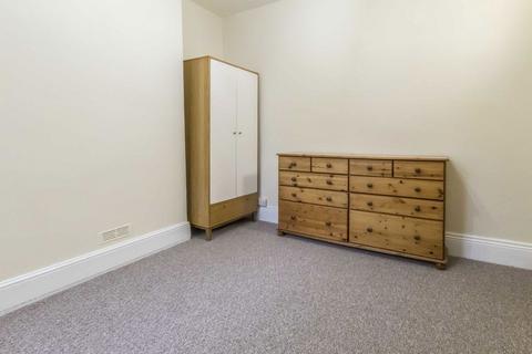2 bedroom flat to rent, Whitestile Road, Brentford TW8