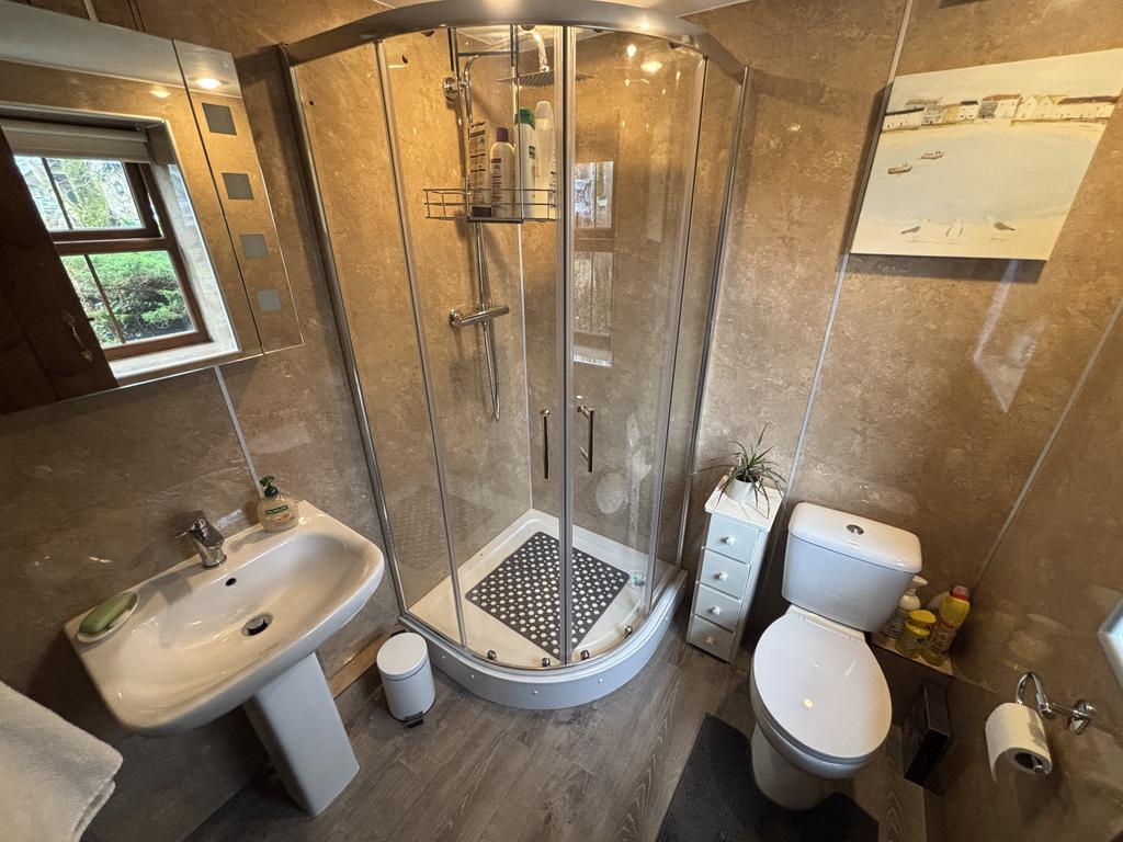 En suite to bedroom 2