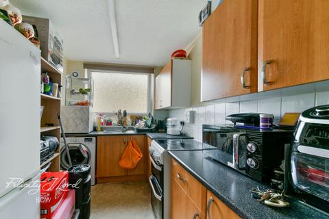 1 bedroom flat for sale, Brodlove Lane, LONDON