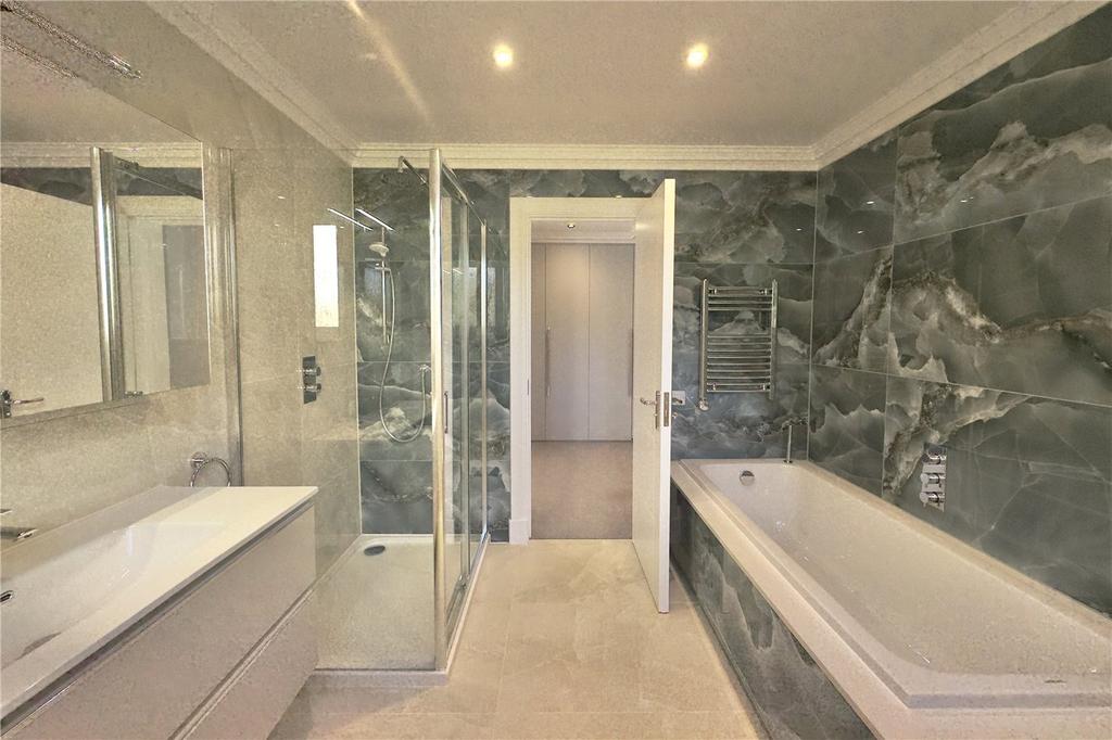Main En-Suite