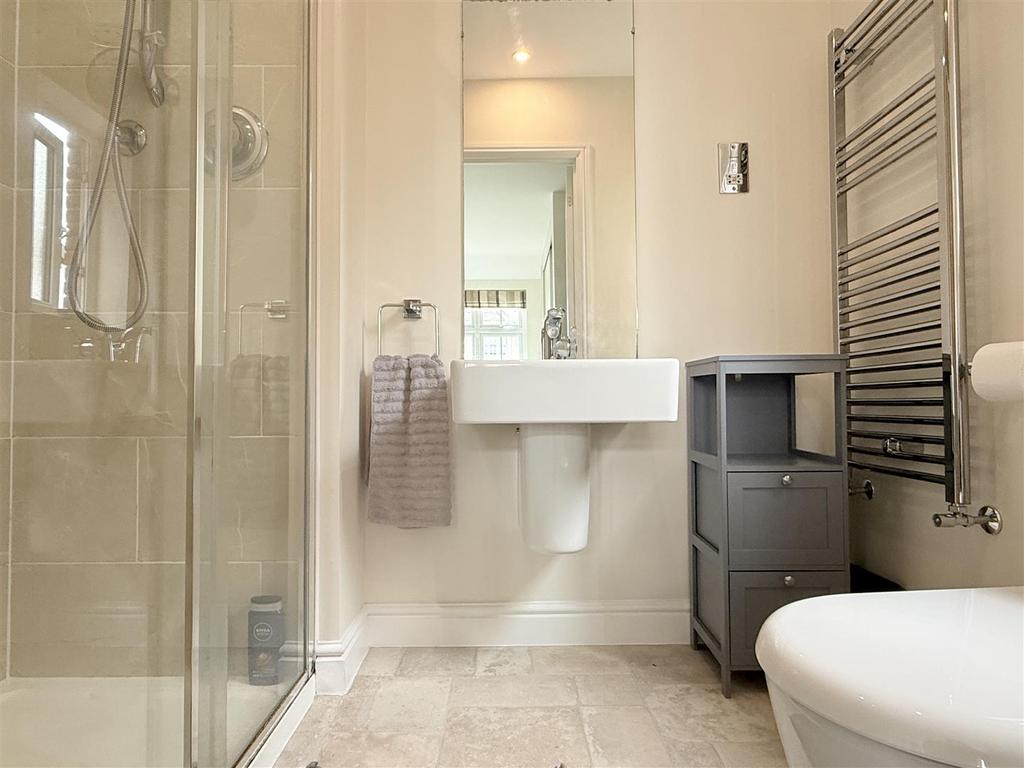 En suite shower room/wc