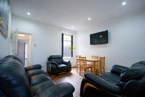 4 bedroom terraced house to rent, Warwards Lane, Birmingham B29