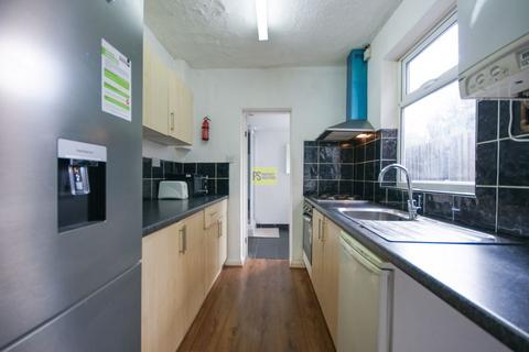 4 bedroom terraced house to rent, Warwards Lane, Birmingham B29