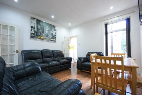 4 bedroom terraced house to rent, Warwards Lane, Birmingham B29