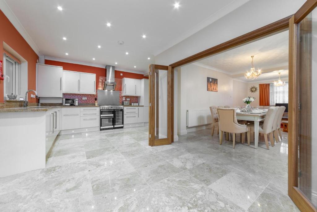A Lovely 4 Bedroom House to Let in Clayhall, IG5
