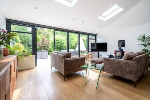 8 Ash Grove, Guildford, GU2 8UT
