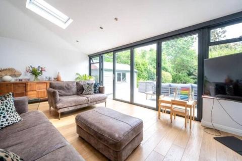 8 Ash Grove, Guildford, GU2 8UT