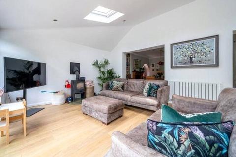 8 Ash Grove, Guildford, GU2 8UT
