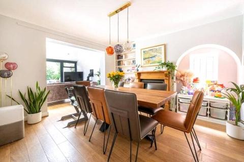 8 Ash Grove, Guildford, GU2 8UT