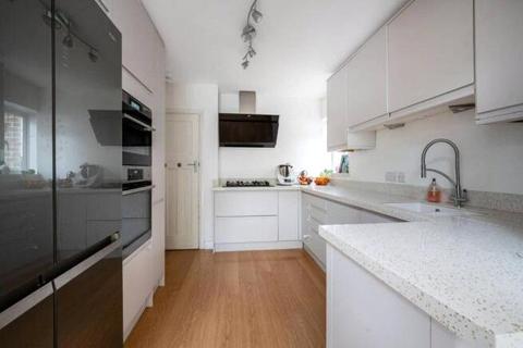 8 Ash Grove, Guildford, GU2 8UT