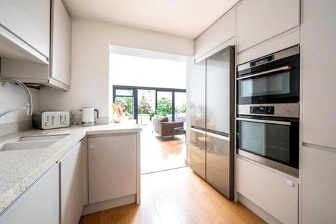 8 Ash Grove, Guildford, GU2 8UT