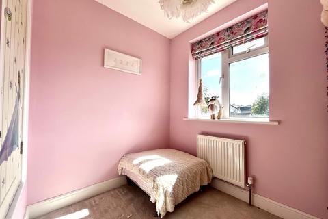 2 Cecil Close, Chessington, KT9 1PB