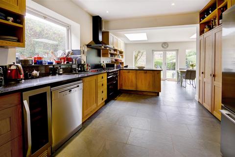 6 Milton Close, London, N2 0QH