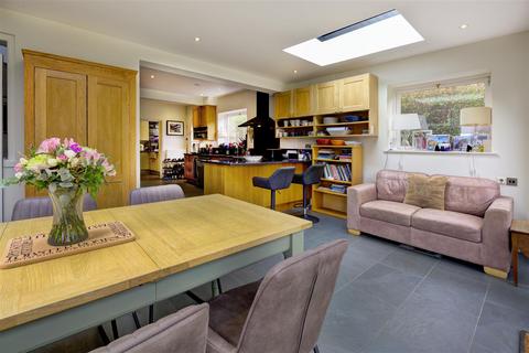 6 Milton Close, London, N2 0QH