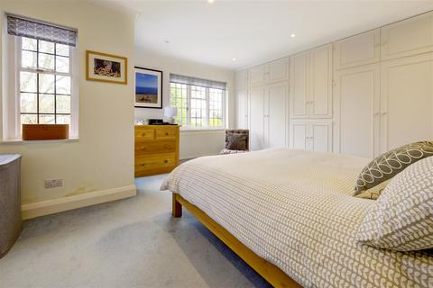 6 Milton Close, London, N2 0QH