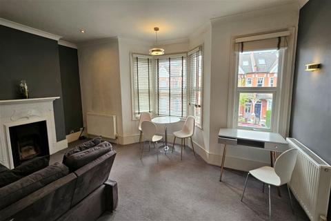 1 bedroom maisonette to rent, Southfields SW18