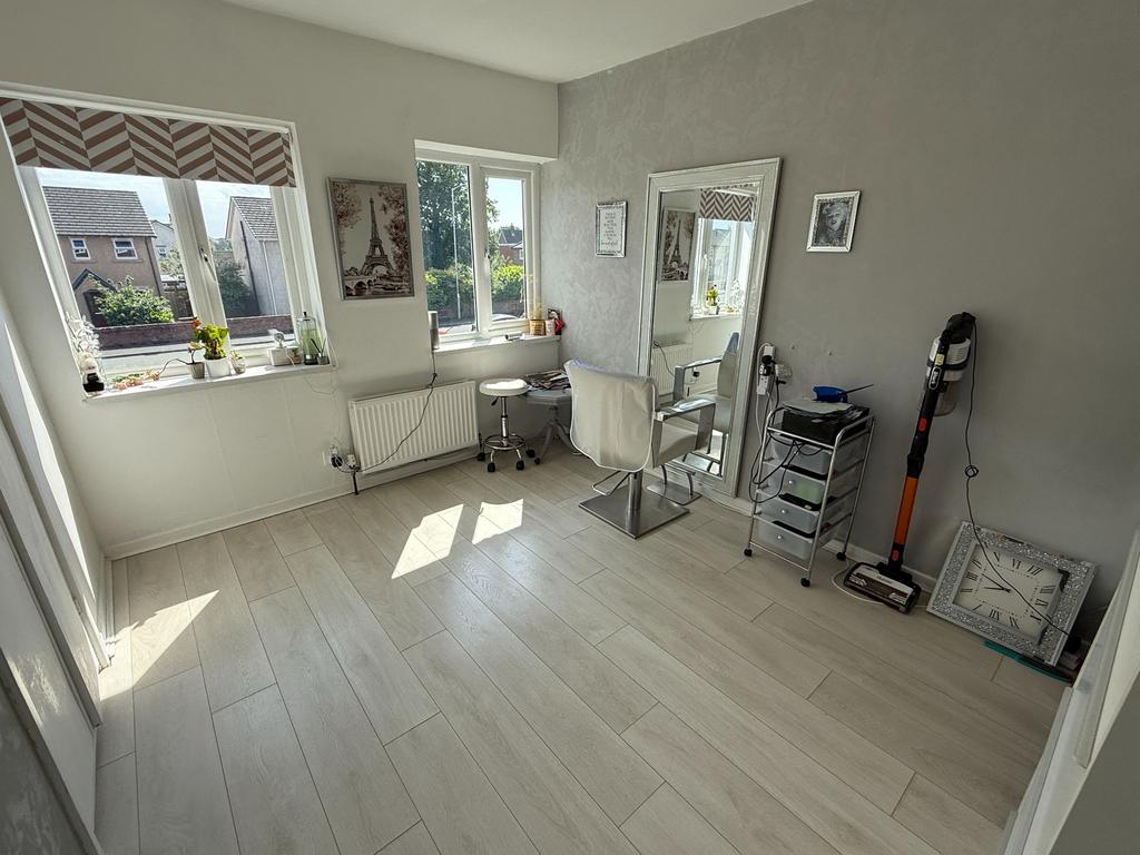 Bedroom 2 / salon
