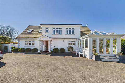 4 bedroom detached house for sale, Spacious & detached 4 bed family home with stunning garden in St Ouen