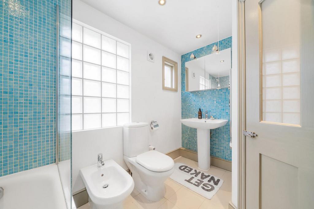 Bathroom (2).jpg